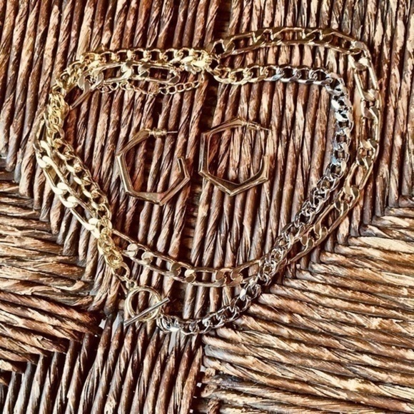 ✨💛 Gold Tone High Shine Geometric Hoops ✨💛 - Picture 5 of 6